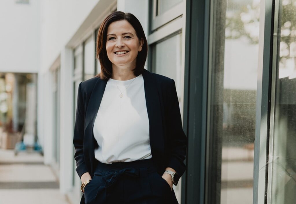 A school-run chat about suncream led mum Kelli Aspland to build a £5.5 million global business - after Dragons' Den stars Deborah Meaden and Peter Jones backed her idea.