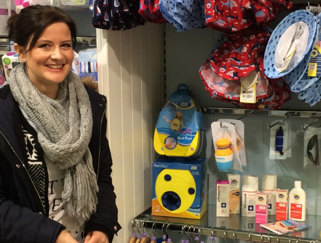 A school-run chat about suncream led mum Kelli Aspland to build a £5.5 million global business - after Dragons' Den stars Deborah Meaden and Peter Jones backed her idea.